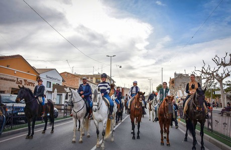 Пиносо отпраздновал Сан-Антон парадом лошадей и благословением животных у дверей церкви