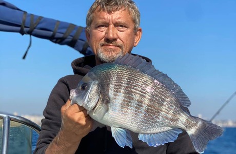 Рыбалка с лодки на глубине 45-60 метров на донку