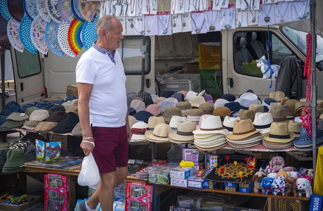 Головные уборы на рыноке в Кальпе