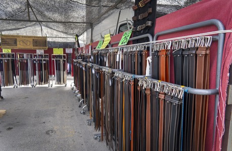 Кожаные ремни на рыноке в Кальпе