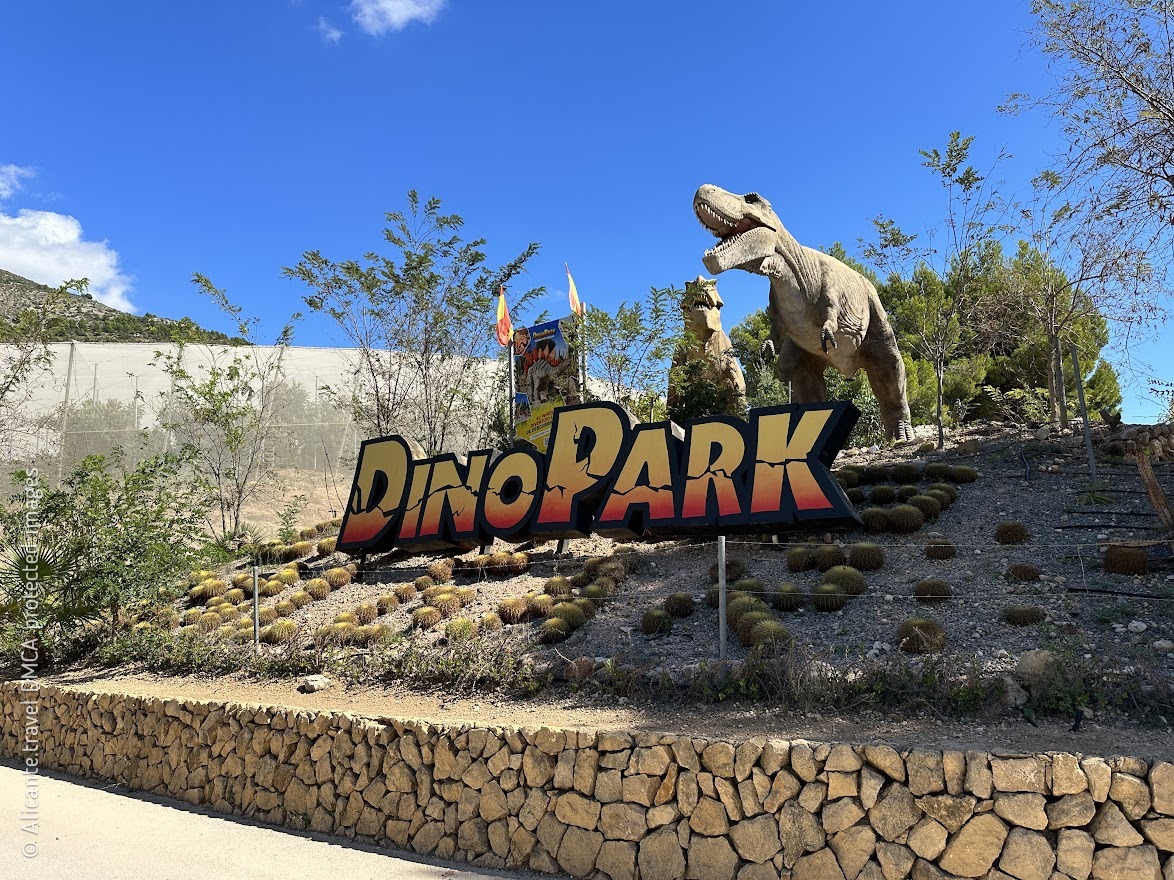 Детский развлекательный парк с динозаврами DinoPark Algar